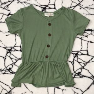 Cute green shirt !🥰😍